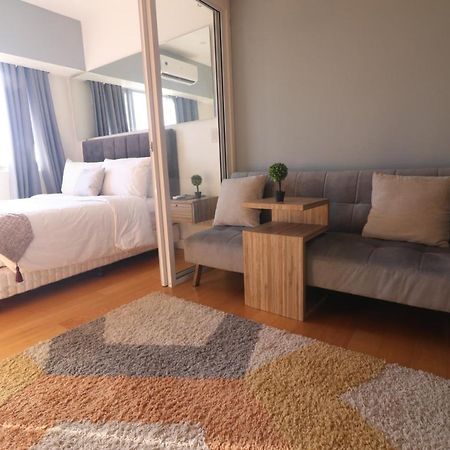 Ferienwohnung Oasis Regency @ Acqua Livingstone Near Rockwell Mandaluyong Exterior foto